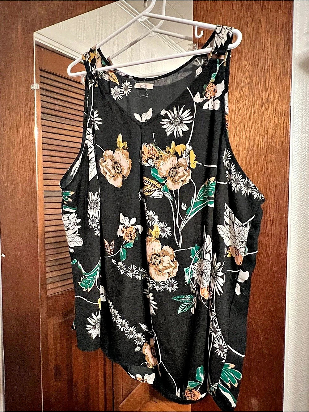 maurices Floral tank in Black & Green Size 3 Like New